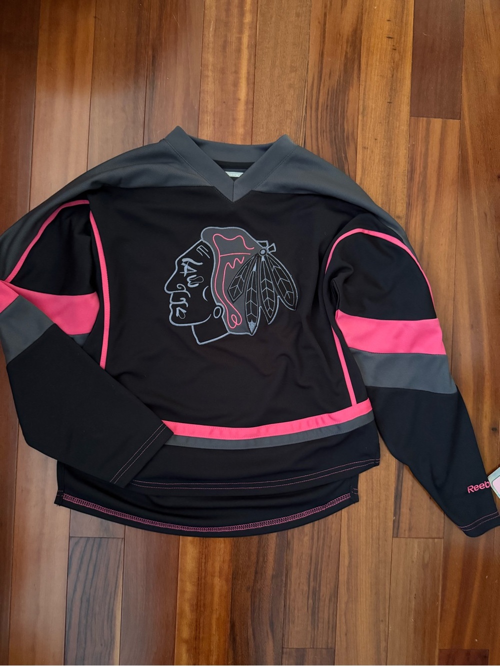 Reebok kids Black & Pink Hockey Jersey with Gray. size 10/12. New. Pet/SM Free